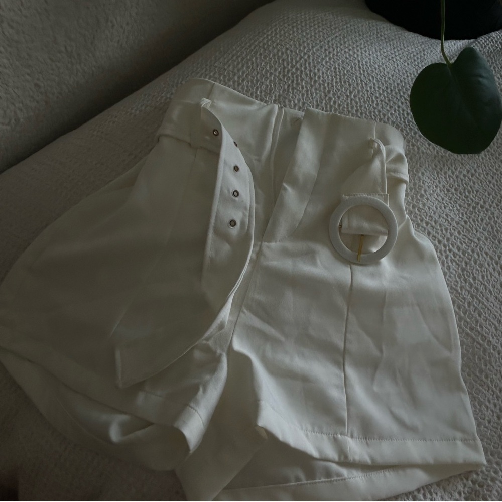 Vintage high rise cream white short with round buckle belt